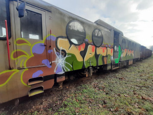 Sprejer se vyřádil na odstavených lokomotivách. Policie hledá svědky