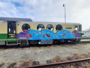 Sprejer se vyřádil na odstavených lokomotivách. Policie hledá svědky