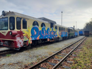 Sprejer se vyřádil na odstavených lokomotivách. Policie hledá svědky