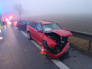 Řidič v mlze nedal přednost. Po nehodě skončili dva lidé v nemocnici