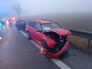 Řidič v mlze nedal přednost. Po nehodě skončili dva lidé v nemocnici