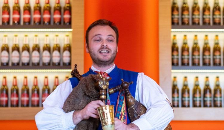 Strakonický učitel vyrábí dudy, hraje na ně a učí na ně hrát