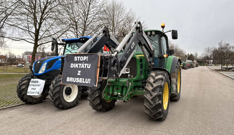 Zemědělci budou opět protestovat. Traktory pojedou na hraniční přechod