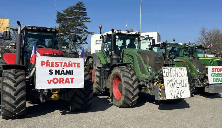Jihočeští zemědělci opět protestovali. Traktory blokovaly hraniční přechod