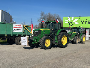 Jihočeští zemědělci opět protestují. Traktory blokují hraniční přechod