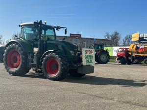 Jihočeští zemědělci opět protestují. Traktory blokují hraniční přechod