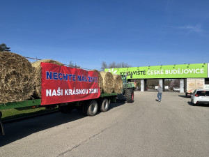 Jihočeští zemědělci opět protestují. Traktory blokují hraniční přechod