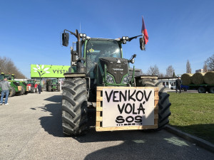 Jihočeští zemědělci opět protestují. Traktory blokují hraniční přechod