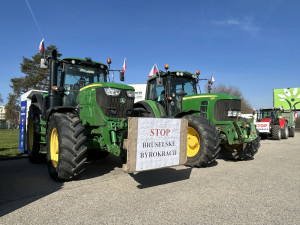 Jihočeští zemědělci opět protestují. Traktory blokují hraniční přechod