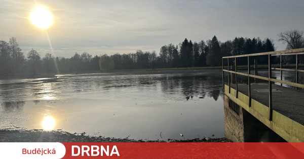 Bagr prochází údržbou. Město chce zlepšit kvalitu vody v nádrži