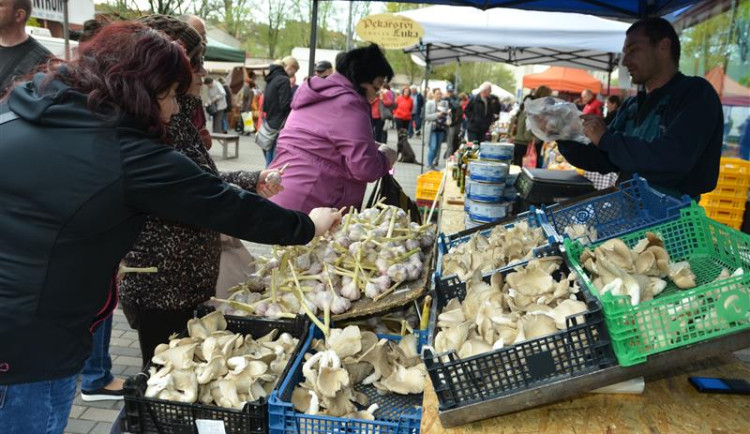 Farmářské trhy jsou tady, lákají na soutěž ve škrábání brambor