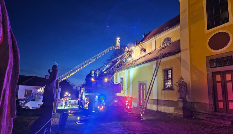 Na jihu Čech hořel kostel. Hasiči před ohněm zachraňovali cennosti