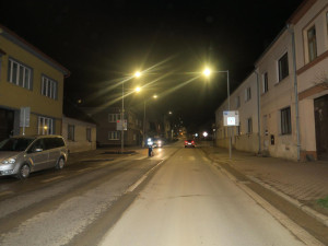 Neznámý řidič srazil na přechodu dva nezletilé a ujel. Pátrá po něm policie