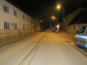 Neznámý řidič srazil na přechodu dva nezletilé a ujel. Pátrá po něm policie