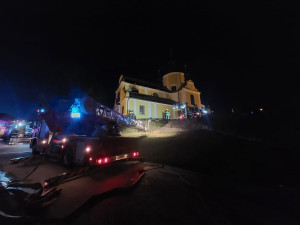 Na jihu Čech hoří kostel. Hasiči před ohněm zachraňovali cennosti