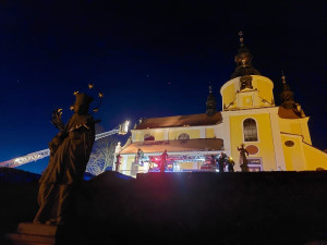 Na jihu Čech hoří kostel. Hasiči před ohněm zachraňovali cennosti