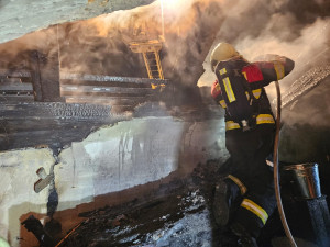 Na jihu Čech hoří kostel. Hasiči před ohněm zachraňovali cennosti