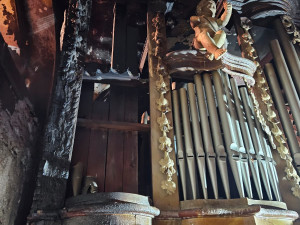 Na jihu Čech hoří kostel. Hasiči před ohněm zachraňovali cennosti