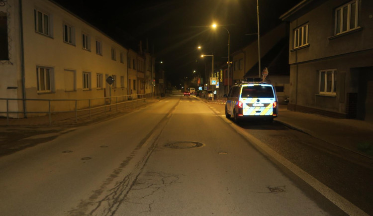 Neznámý řidič srazil na přechodu dva nezletilé a ujel. Pátrá po něm policie