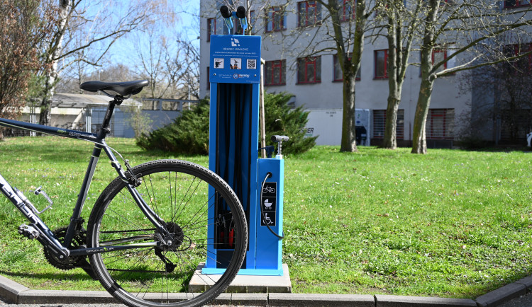 V Hradci Králové u Novákových garáží bude servisní cyklostanice