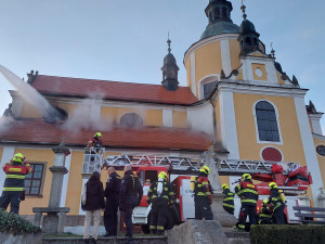 Chlum u Třeboně truchlí po požáru kostela. Farnost poděkovala hasičům