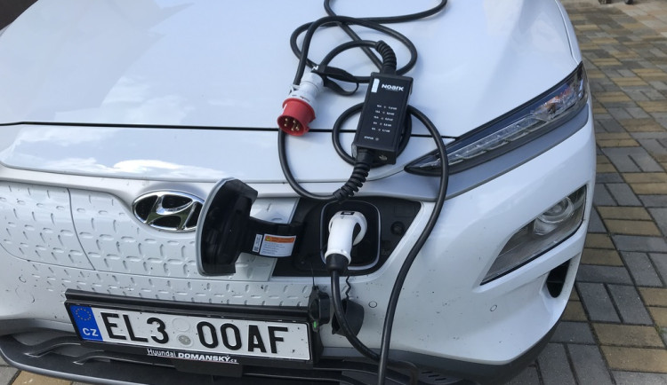 Izoplast České Budějovice využívá díky dotacím EU elektromobil