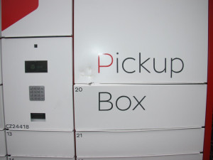 Muž chtěl otevíral zásilkové boxy páčidlem, uvnitř ale nic nenašel