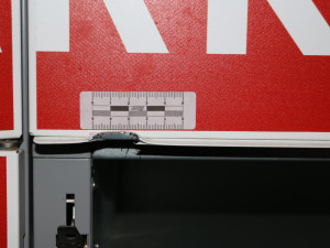 Muž chtěl otevíral zásilkové boxy páčidlem, uvnitř ale nic nenašel