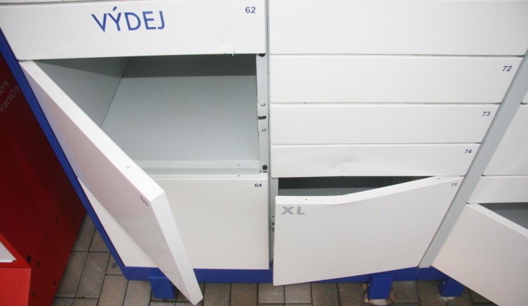 Muž chtěl otevíral zásilkové boxy páčidlem, uvnitř ale nic nenašel