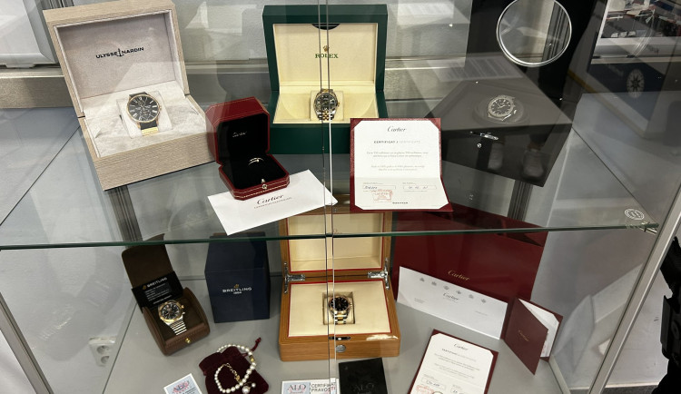 Zločinecká skupina krátila ve velkém daně. Škoda je nejméně 108 milionů