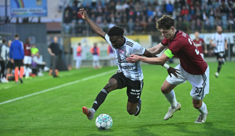 Fotbalisté Sparty vyhráli v Českých Budějovicích a vedou ligu o bod před Slavií