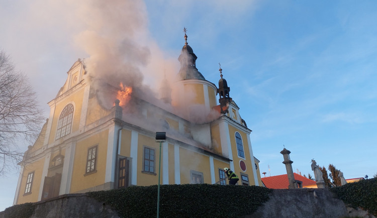 Oprava kostela v Chlumu u Třeboně, který zasáhl požár, potrvá několik měsíců