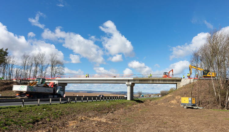 Pozor na D35. Dnes začíná oprava estakády, o víkendu bude u Křelova dálnice zavřená kvůli bourání mostu