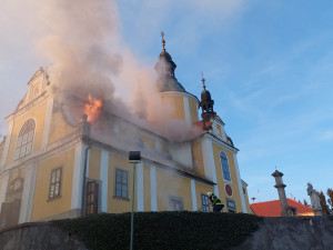 Oprava kostela v Chlumu u Třeboně, který zasáhl požár, potrvá několik měsíců
