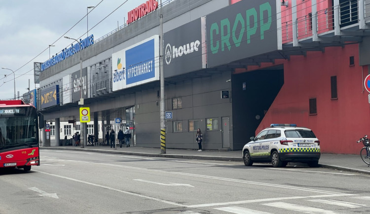 V Českých Budějovicích hořelo obchodní centrum. Ostraha evakuovala asi 200 lidí