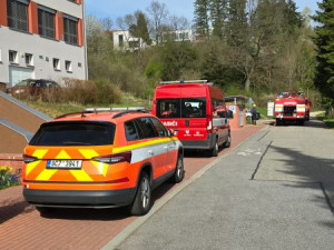 Požár se v Českém Krumlově rozšířil na smrky. Hasiči oheň zlikvidovali