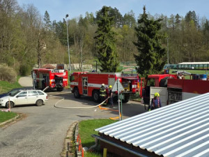 Požár se v Českém Krumlově rozšířil na smrky. Hasiči oheň zlikvidovali