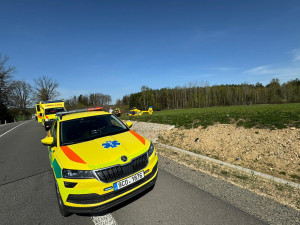 Motorkář havaroval a přeletěl přes řidítka. Vrtulník ho transportoval do nemocnice