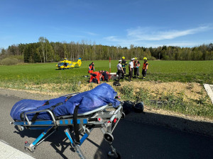 Motorkář havaroval a přeletěl přes řidítka. Vrtulník ho transportoval do nemocnice