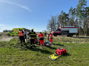 Motorkář havaroval a přeletěl přes řidítka. Vrtulník ho transportoval do nemocnice