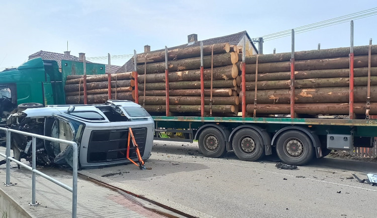 Kamion převážející dřevo se střetl s automobilem. Zraněná žena skončila v nemocnici