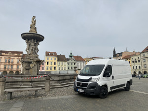 Samsonovu kašny zakrývají plechové zábrany. Opravuje se bazén