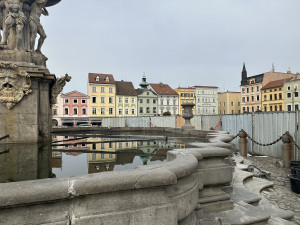 Samsonovu kašny zakrývají plechové zábrany. Opravuje se bazén