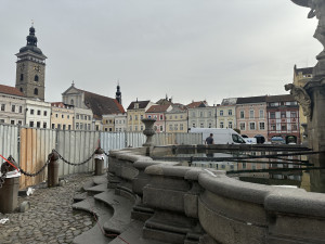 Samsonovu kašny zakrývají plechové zábrany. Opravuje se bazén