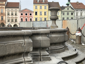 Samsonovu kašny zakrývají plechové zábrany. Opravuje se bazén