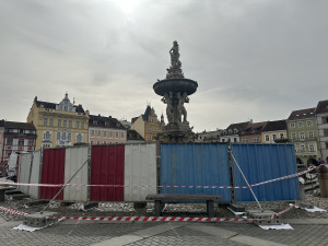 Samsonovu kašny zakrývají plechové zábrany. Opravuje se bazén