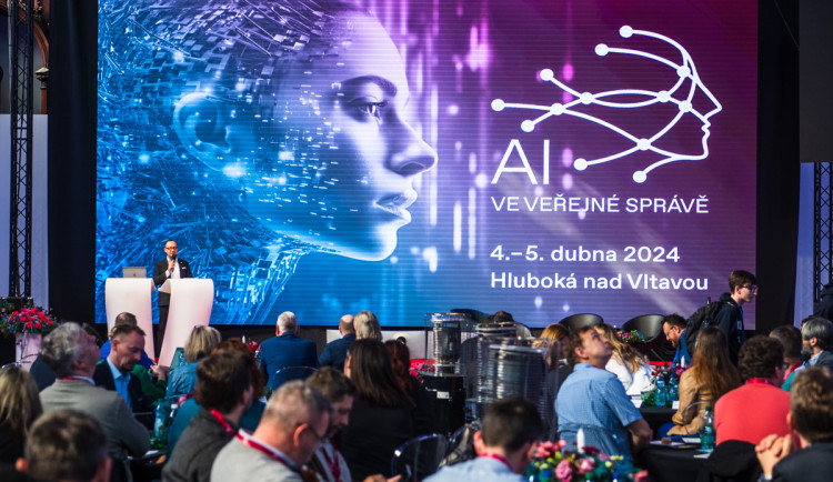 Hejtman Martin Kuba a ředitel krajského úřadu Lukáš Glaser zahájili konferenci, která hledá cesty k účelnému využití umělé inteligence ve veřejné správě