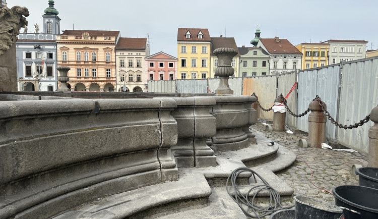 Samsonovu kašny zakrývají plechové zábrany. Opravuje se bazén