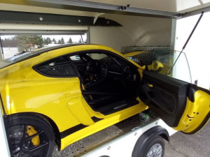 Podezřelý přívěs na parkovišti ukrýval ukradené Porsche z Německa