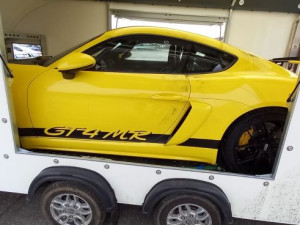 Podezřelý přívěs na parkovišti ukrýval ukradené Porsche z Německa